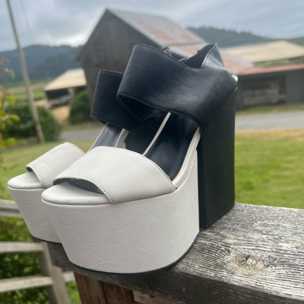 MATIKO Black White Leather Platforms Sandals Heels Rare